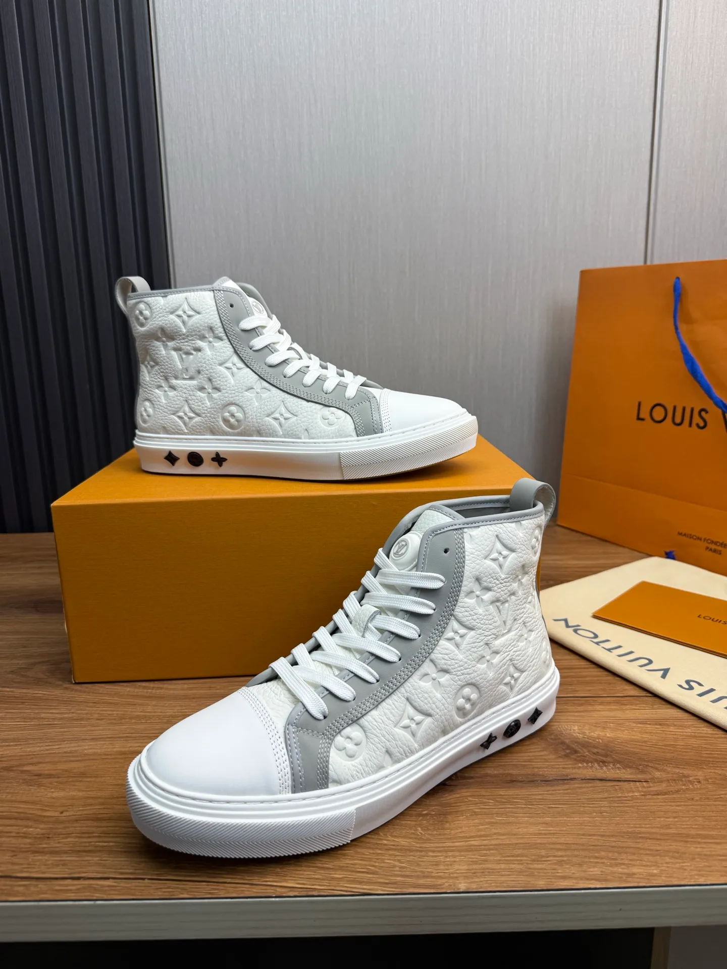 Men's shoes 💰840💰 LOUIS VUITTON [Luden Yiwei] The new trendy Lv is on the market 🎁, casual and fashionable men's shoes 👟 1:1 shipment ⬆️The upper is made of imported cowhide + cowhide mesh lining, the original wear-resistant rubber outsole, the version is simple and elegant, exclusive for trendy men. 38-45 (38.45 is non-refundable if made to order)